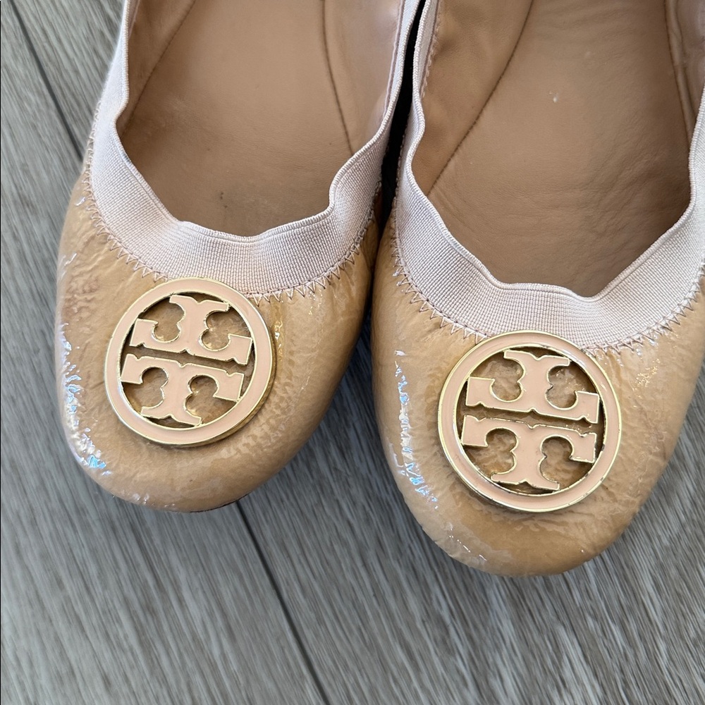 Tory Burch Caroline patent leather Tan Ballet Flats size 8 - Picture 2 of 11